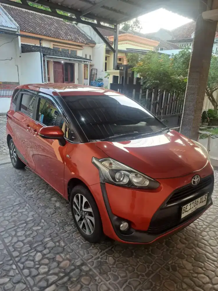 Sale Toyota sienta V Matic