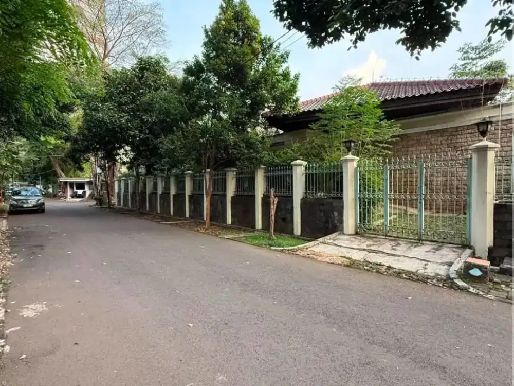 RUMAH TUA HITUNG TANAH DALAM KOMPLEK ONE GATE SYSTEM DI MEGA KUNINGAN, Jaksel