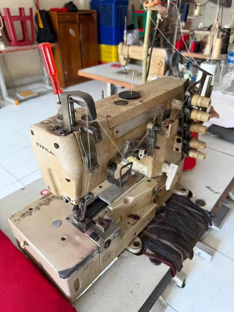 Mesin Overdeck Kham Baju / Mesin Kam Baju merk Typical Bekas