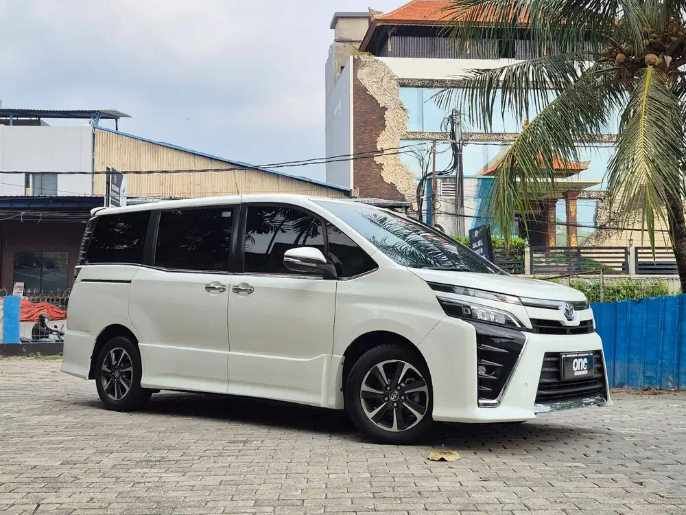 TOYOTA VOXY 2.0 AT 2018