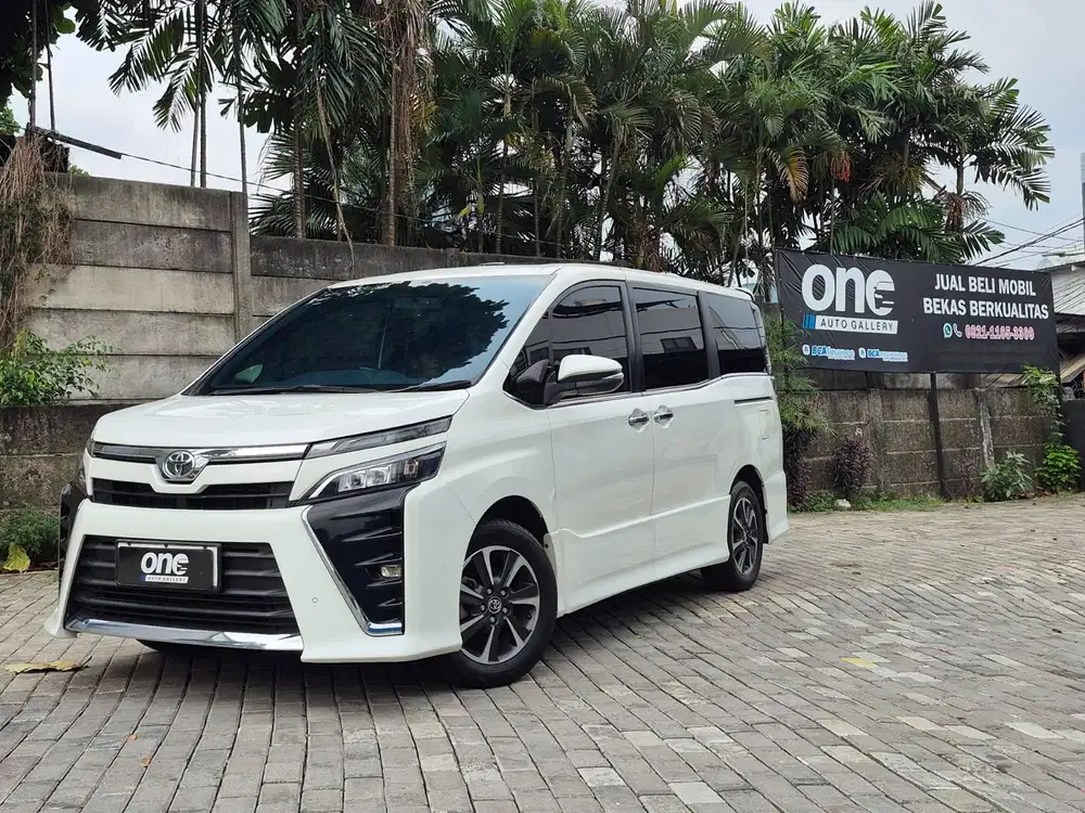 TOYOTA VOXY 2.0 AT 2018