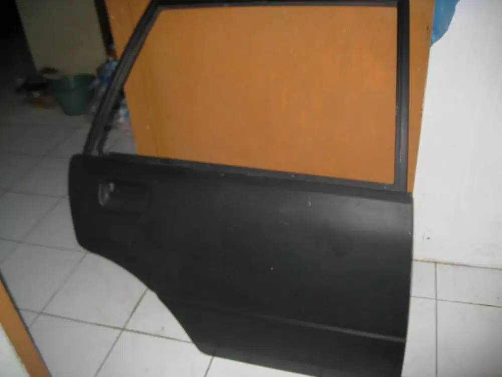 Pintu belakang kanan Suzuki Forsa 1990