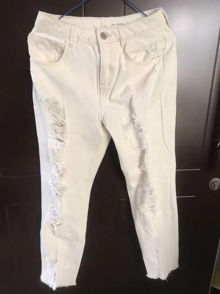 GIRLFRIEND JEANS PUTIH - STRADIVARIUS – SIZE S – PRELOVED