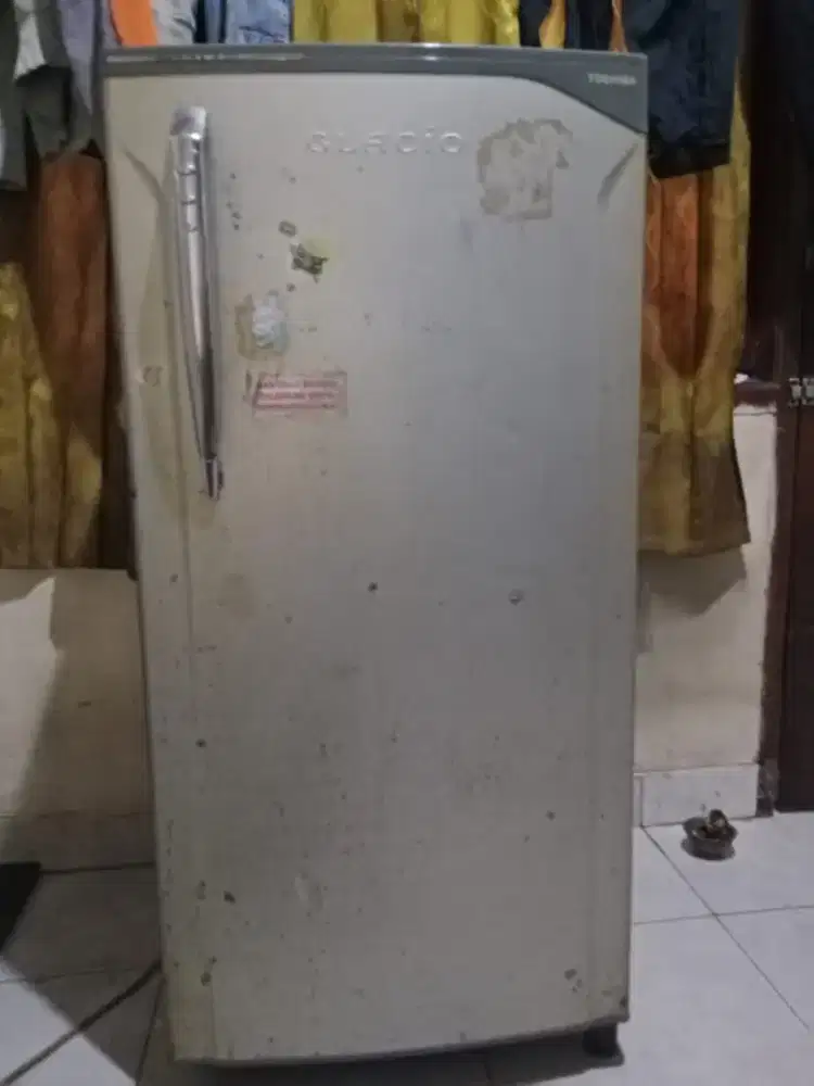Kulkas 1 pintu merk toshiba glacio