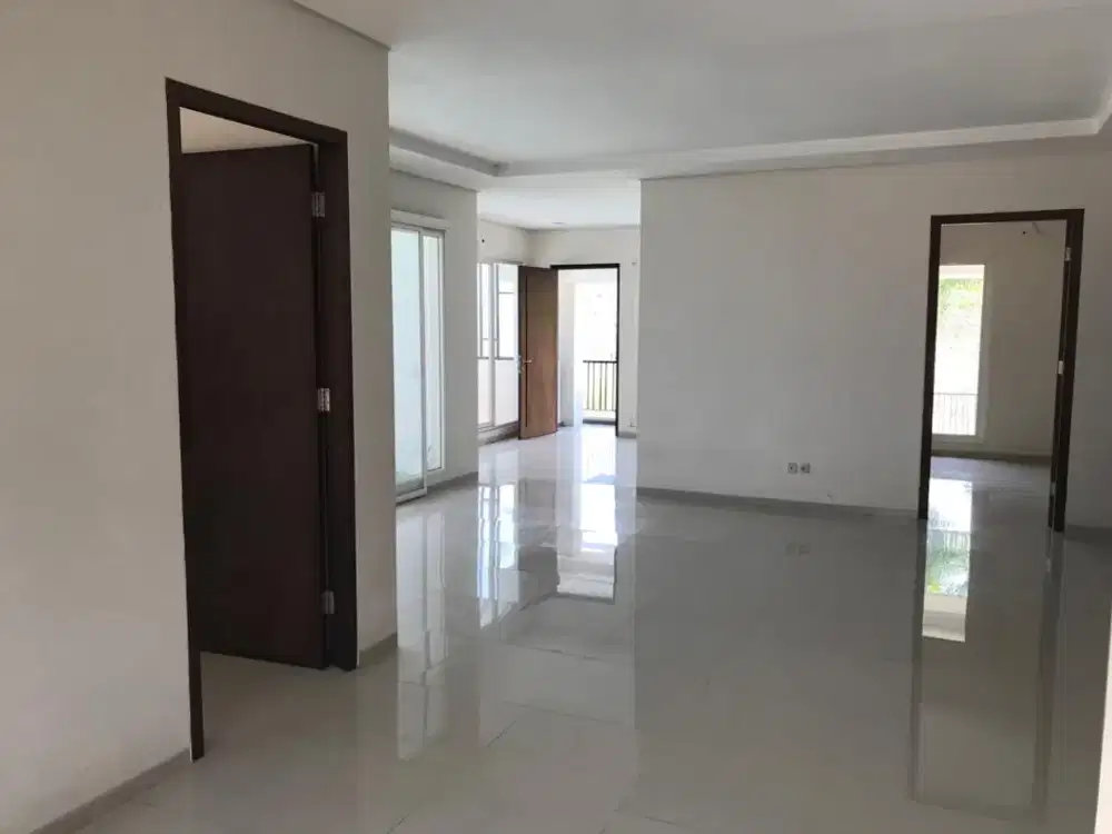 Dijual Rumah Dengan Kolam Renang di Jl. Stonen Semarang