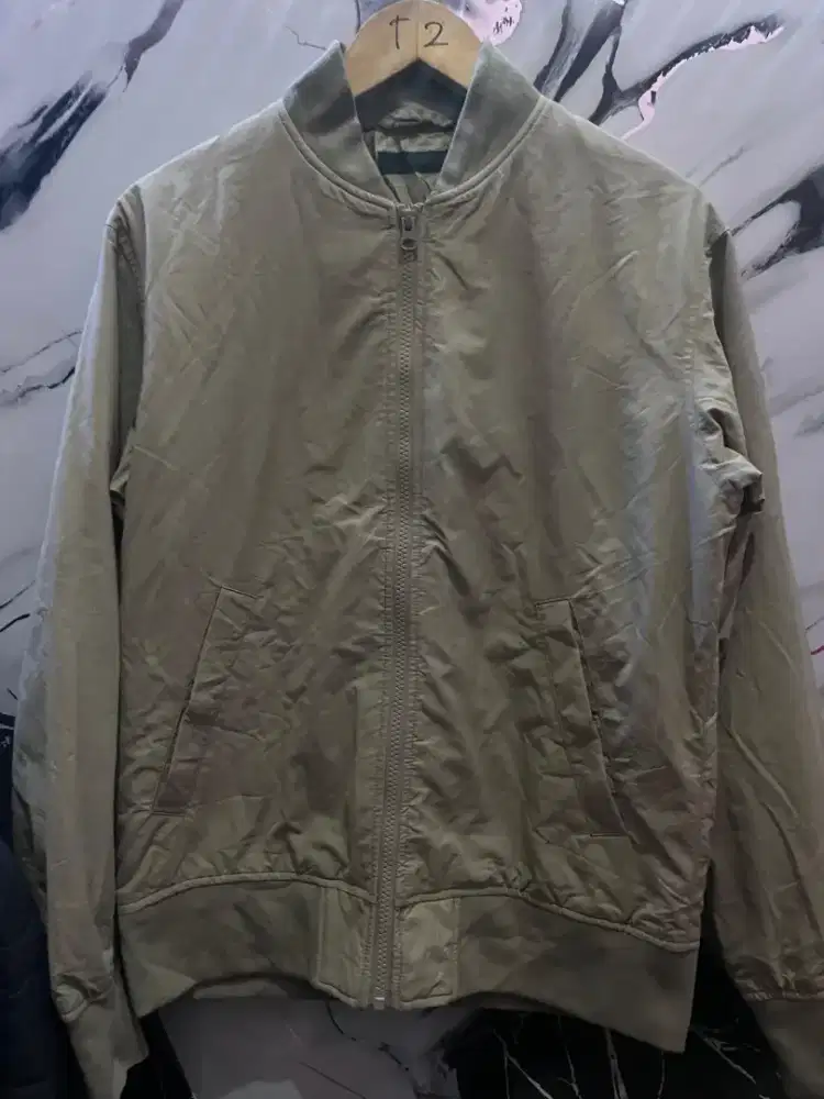 Jaket bomber UNIQLO black tag