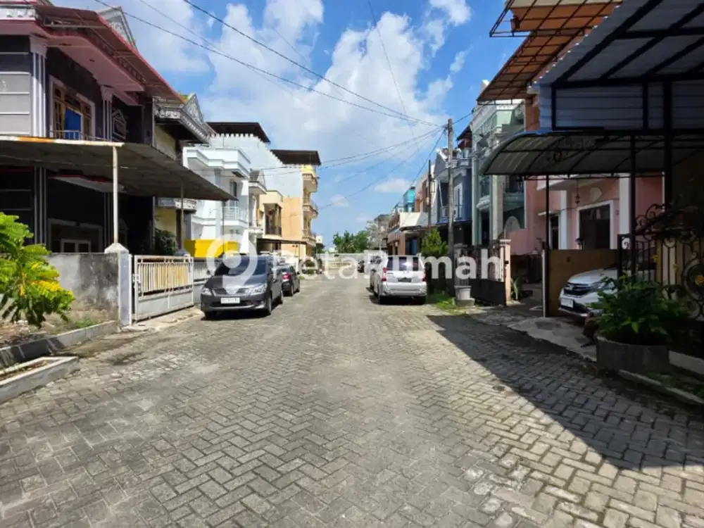 DISEWAKAN Rumah Villa 2,5 Tingkat di dalam komplek