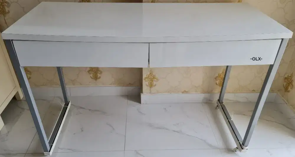 Meja kerja minimalis