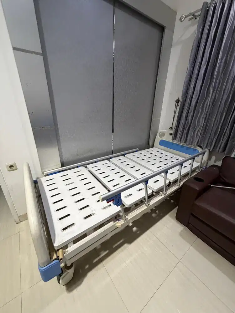 Ranjang Pasien Selacco 3 Crank Lengkap + Matras + Tiang Infus