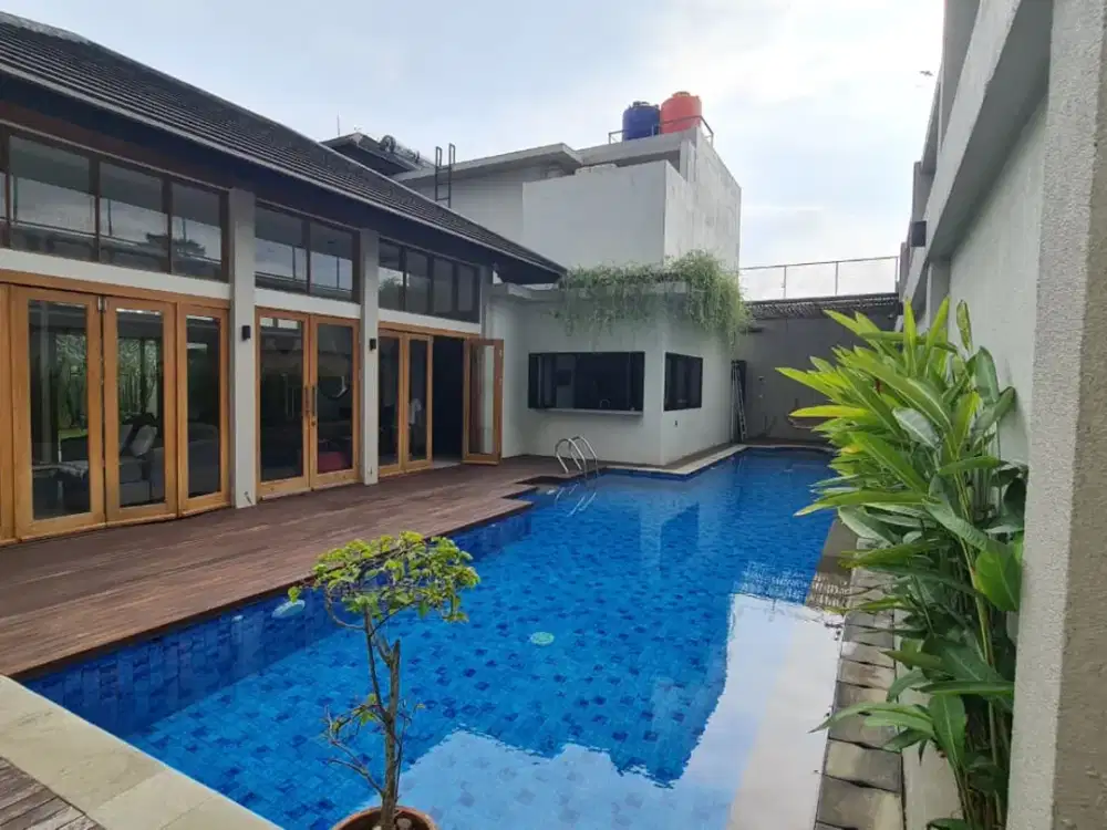 Disewakan Rumah Villa Rasa Bali ada Kolam Renang di Setiabudi Regency