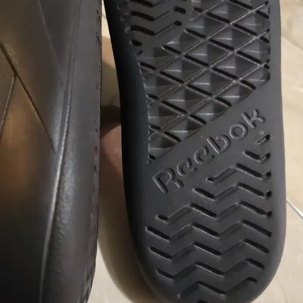 Sendal reebox like new