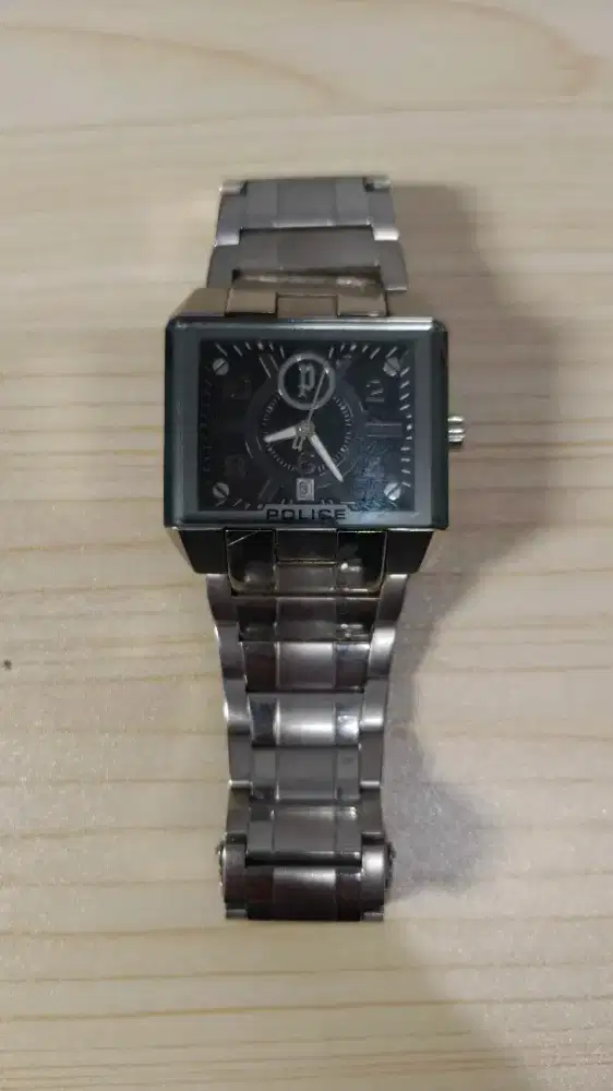 Jam tangan police