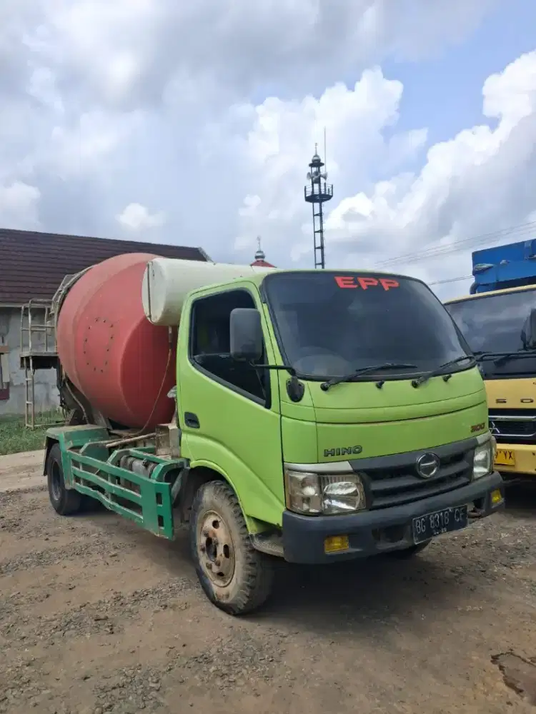 Truck mixer Hino Dutro 3 kubik tahun 2019