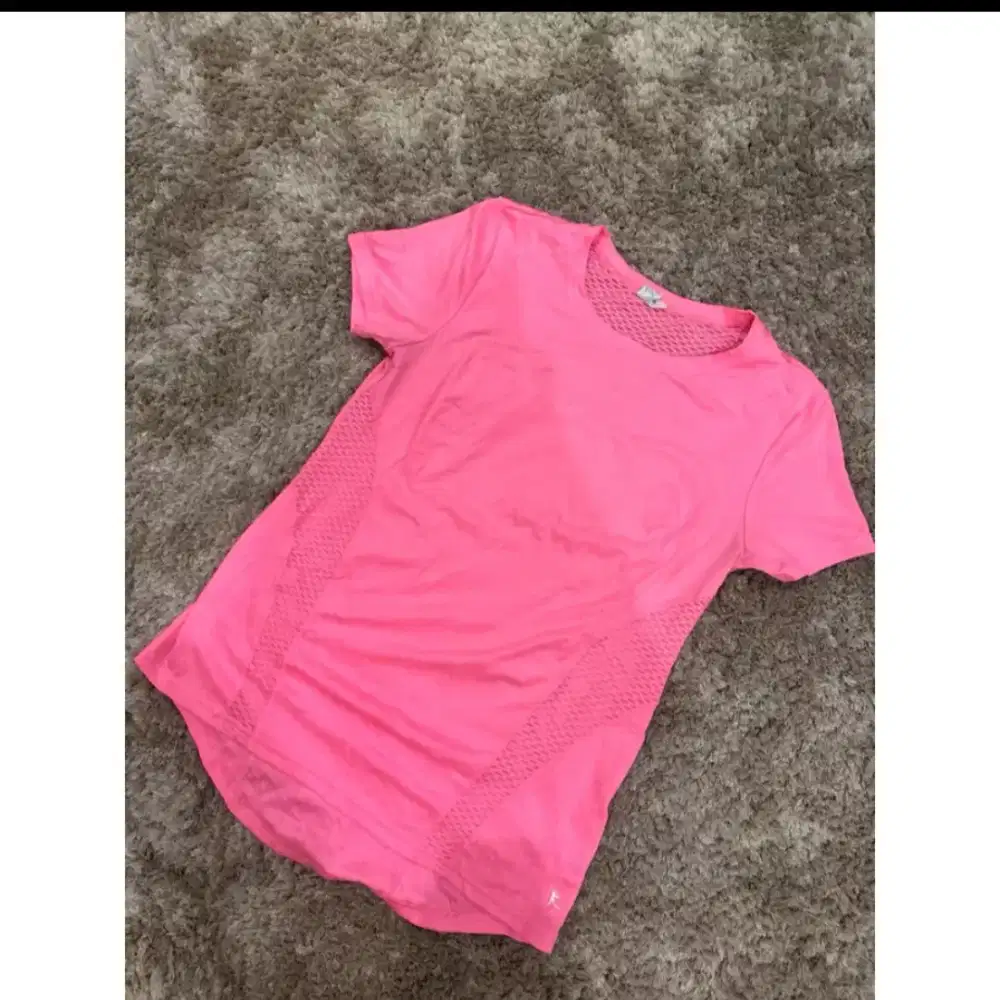 baju olahraga pink