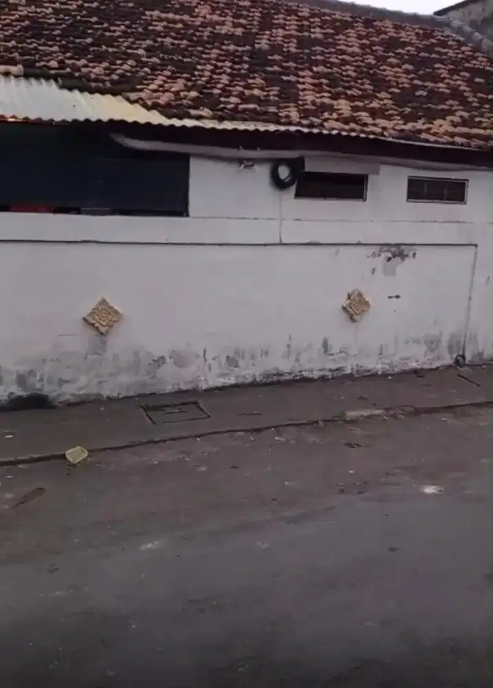 Jual tanah isi bangunan tua di Jl Malboro Pura Demak Denpasar Barat