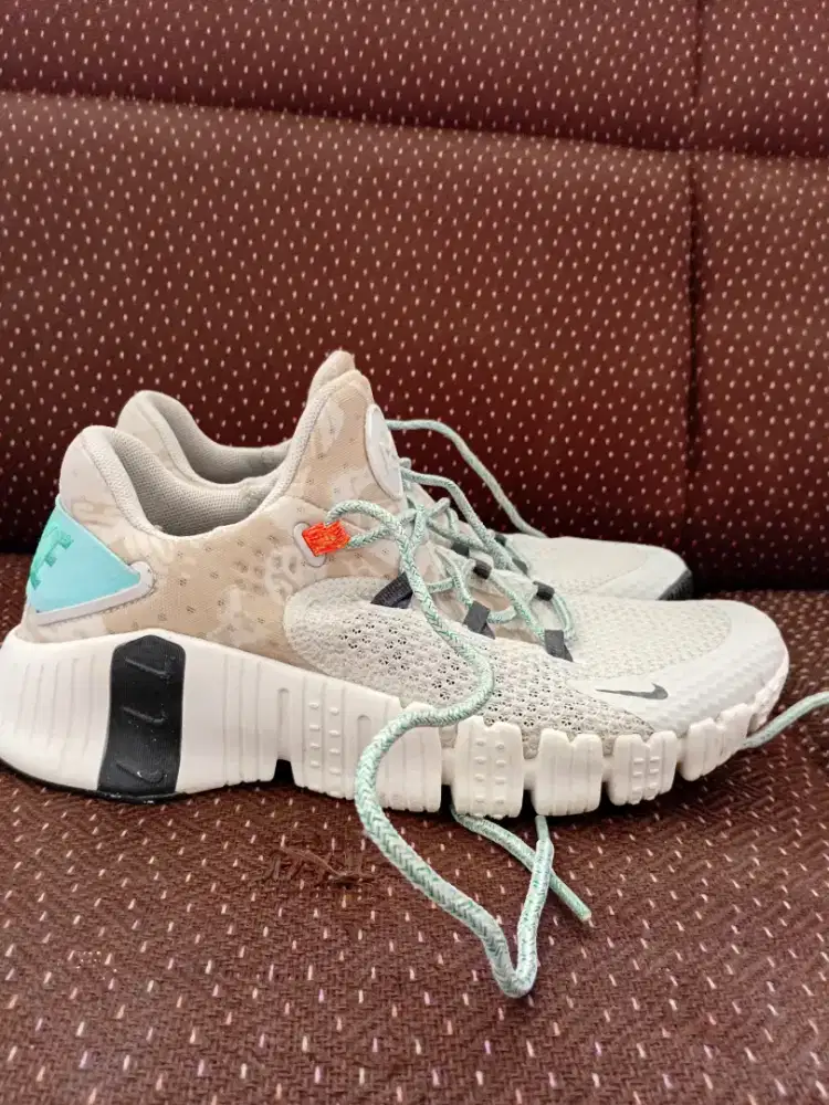 Nike Free Metcon 4 : Stabil Saat Angkat Beban,Fleksibel Saat Bergerak!