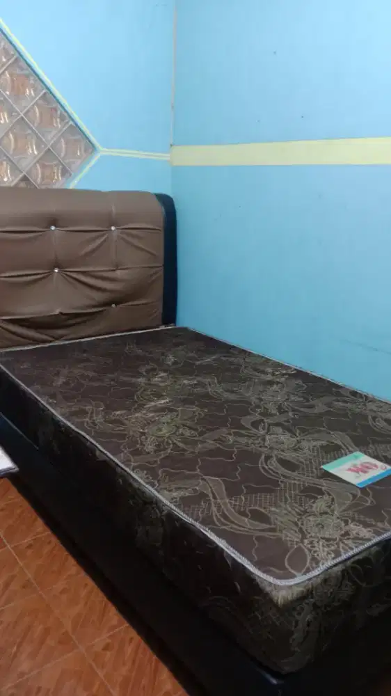 Kasur seken, ada dua warna cokelat dan merah