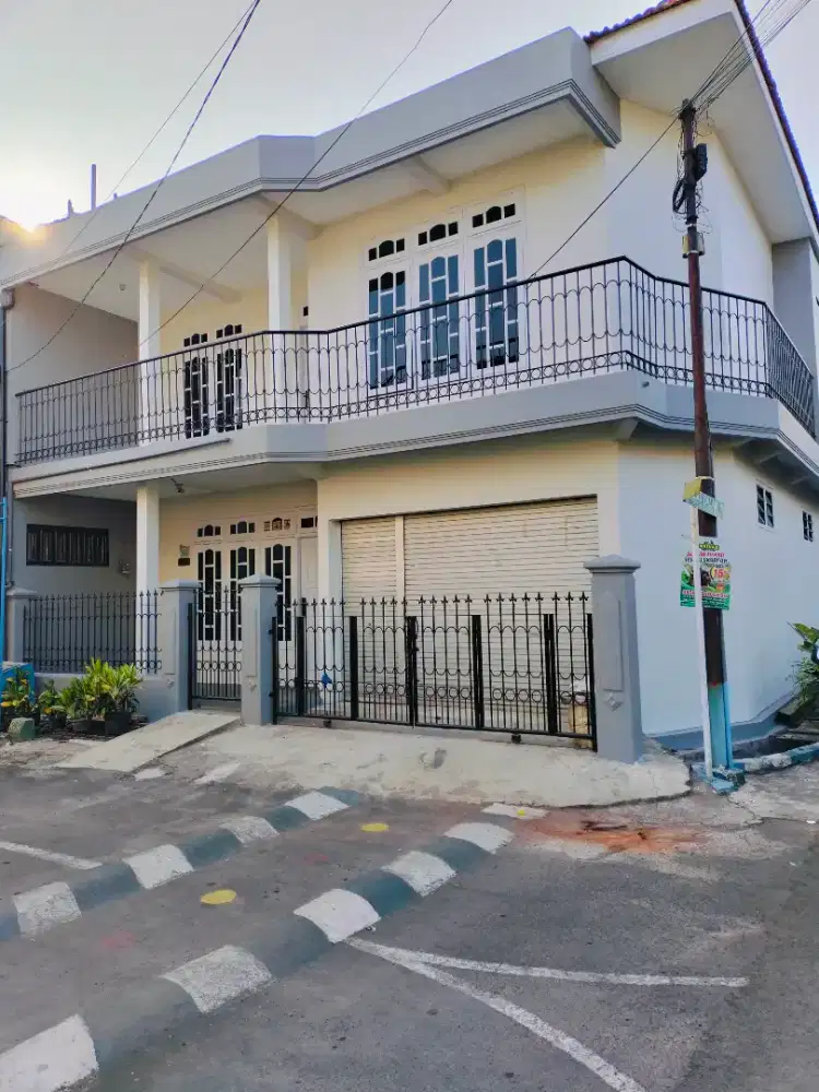 Disewakan rumah 2 lantai  full renovasi