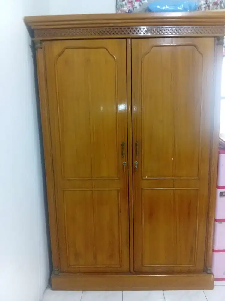 lemari kayu dan meja rias
