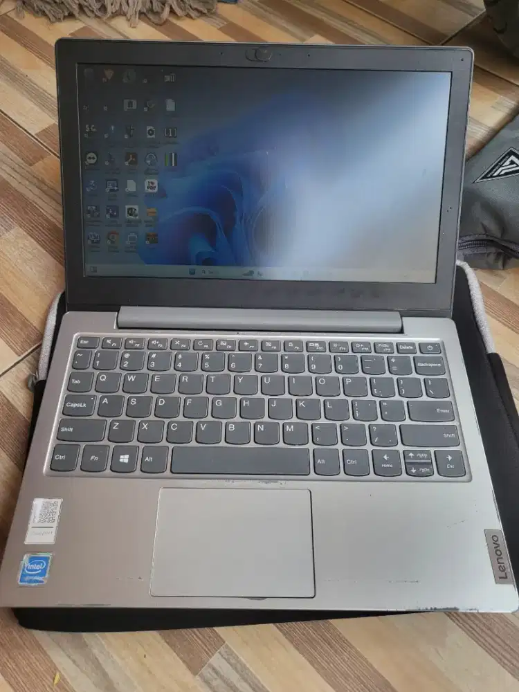 Dijual cepat Laptop Lenovo slimbook 12inch ram 4 256
