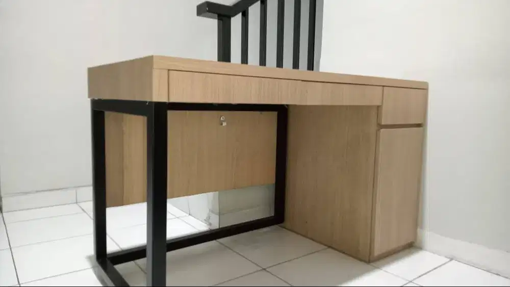 MEJA KERJA/MEJA BELAJAR