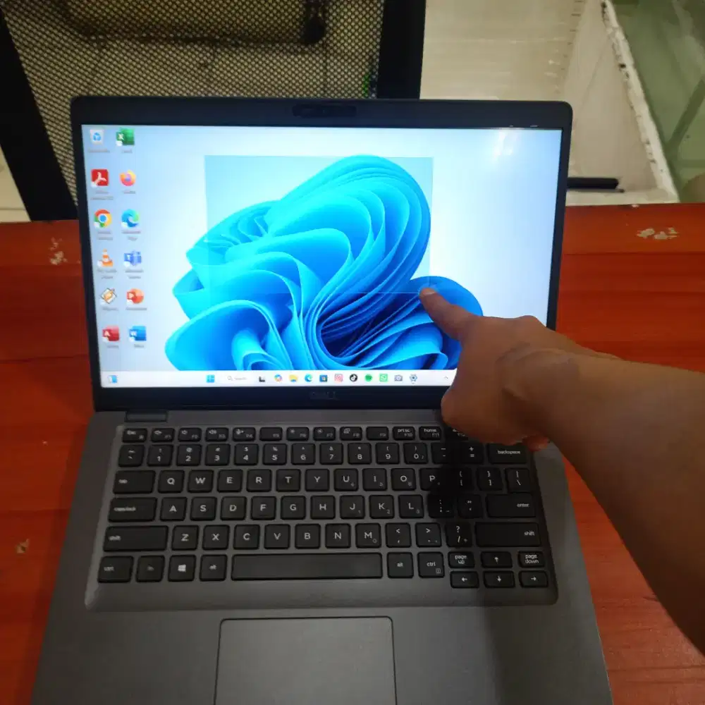 Laptop Dell 5400 i5 gen 8 ram 8GB SSD 256GB touchscren