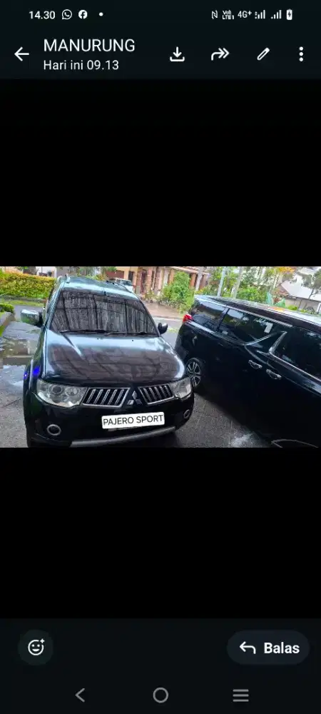Mobil Pajero. Satu tangan