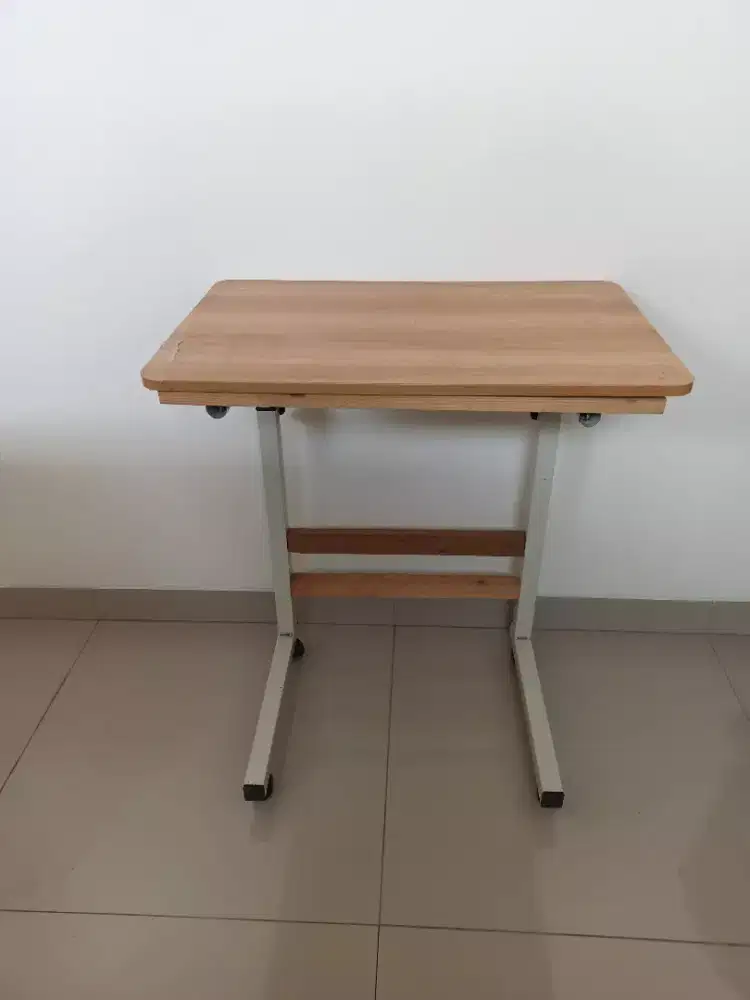 Meja belajar portable