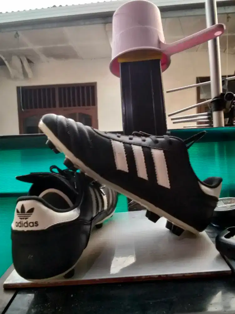 Sepatu bola Adidas copa
