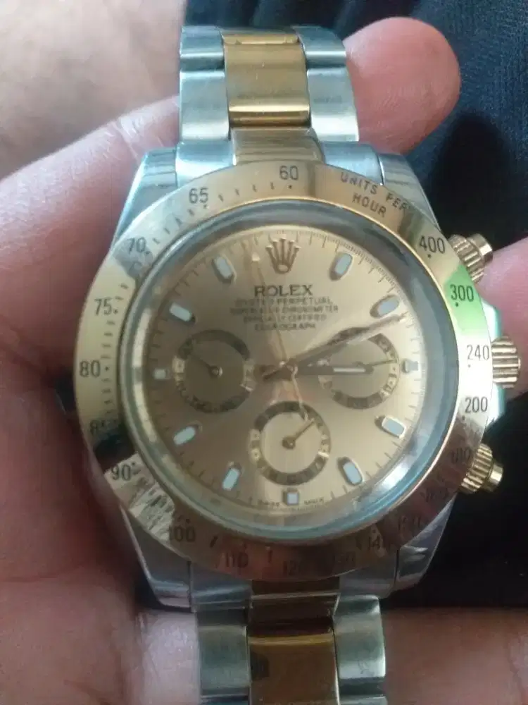 Bismilah ..siapa tau ada yang minat ...jam tangan pria