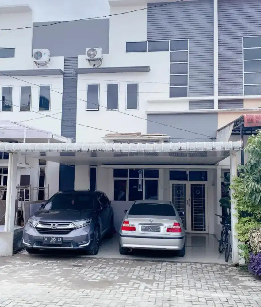HANYA 1 MENIT DARI JALAN RAYA, 2,5 LANTAI. KOMPLEK