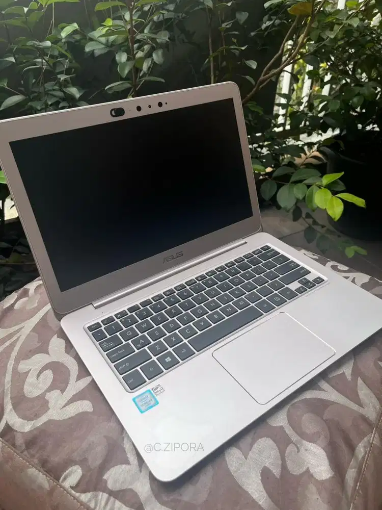 Laptop Asus Zenbook UX305CA warna Aurora Metallic Pink Bekas