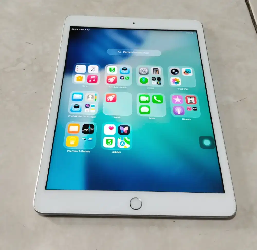 iPad Gen 8th Wi-Fi 128GB Mulus Normal Bebas Reset Charger Only