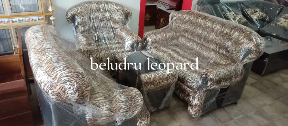 Sofa beludru leopard