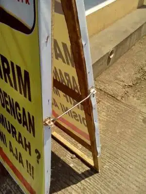 Jagrak kayu segitiga promosi murah pinggir jalan raya