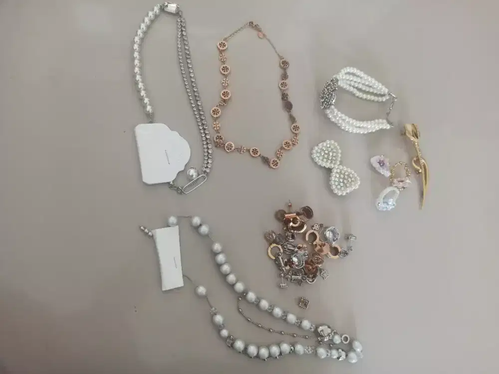 Perhiasan(anting gelang kalung Bros)