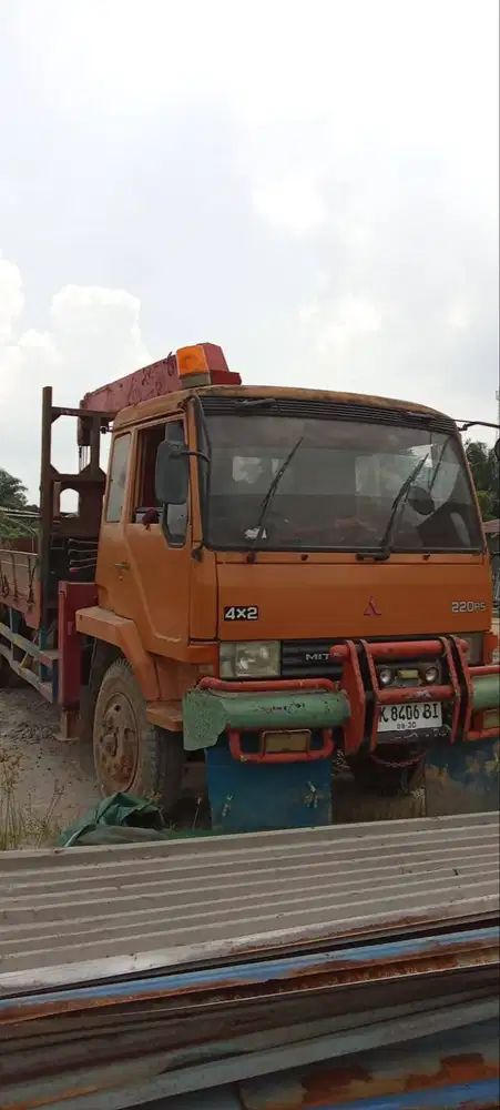 1985 Mitsubishi Truck Crane Fuso 4 s/d 5 Ton