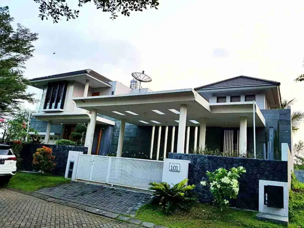 Disewakan Rumah Modern Mewah Full Furnished with Private Pool di Araya, Malang