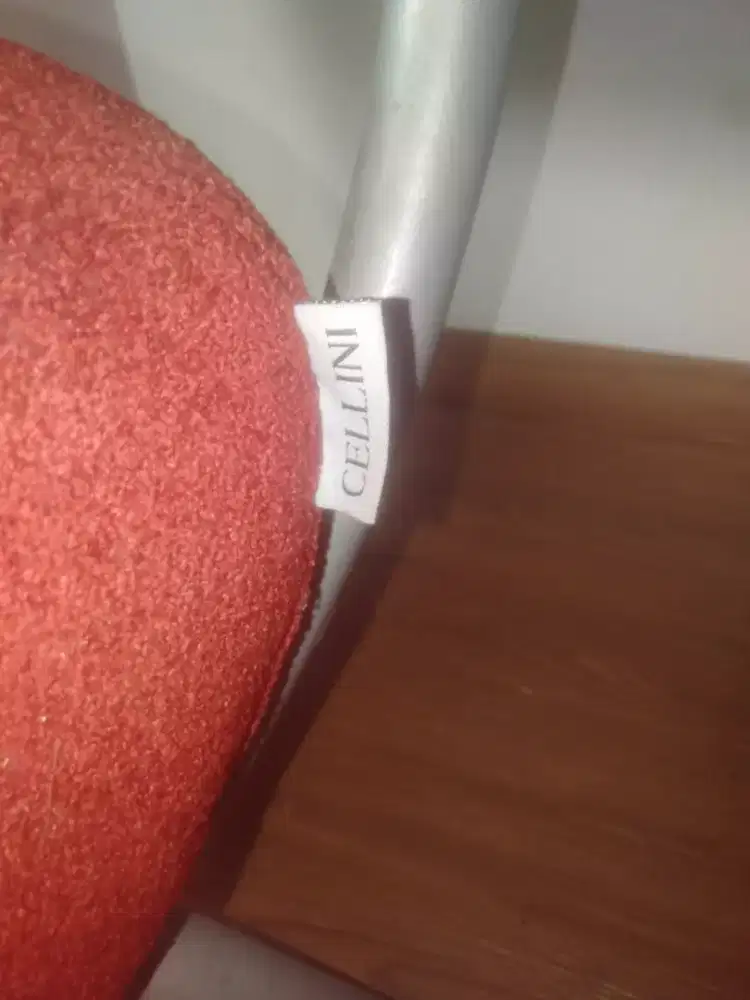 kursi lounge merah kontemporer buatan Cellini.