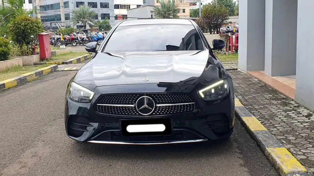 Km 26rb mercedes benz mercy e300 amg line 2022 hitam