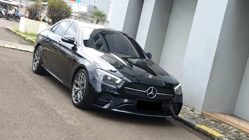 Km 26rb mercedes benz mercy e300 amg line 2022 hitam