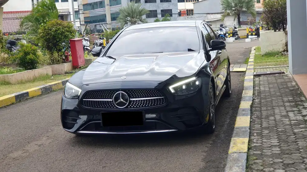 Km 26rb mercedes benz mercy e300 amg line 2022 hitam