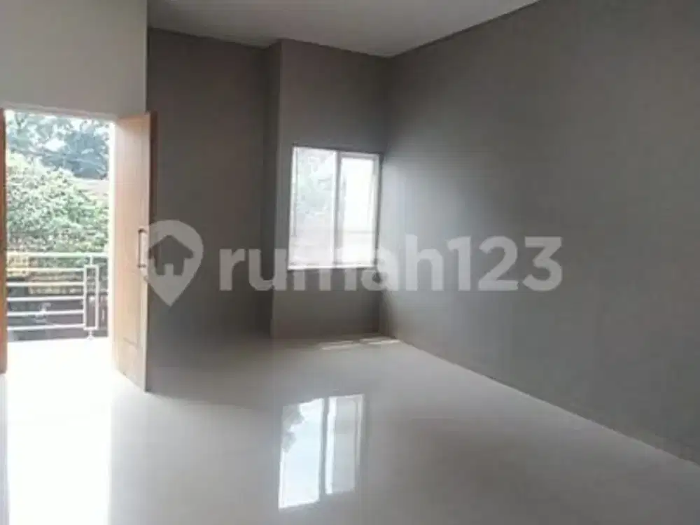 Rumah di Jl. Riau 2 Lantai SHM Bagus Timur Laut