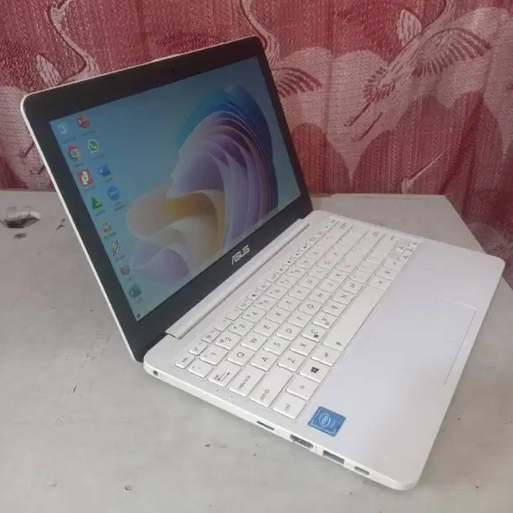 Notebook Asus E203NAH Slim Tipis White Putih RAM 2GB SSD 128GB Windows