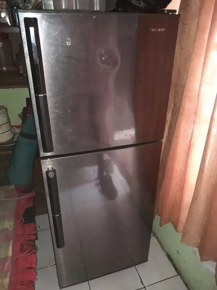 Di jual lemari es 2 pintu masih bagus.