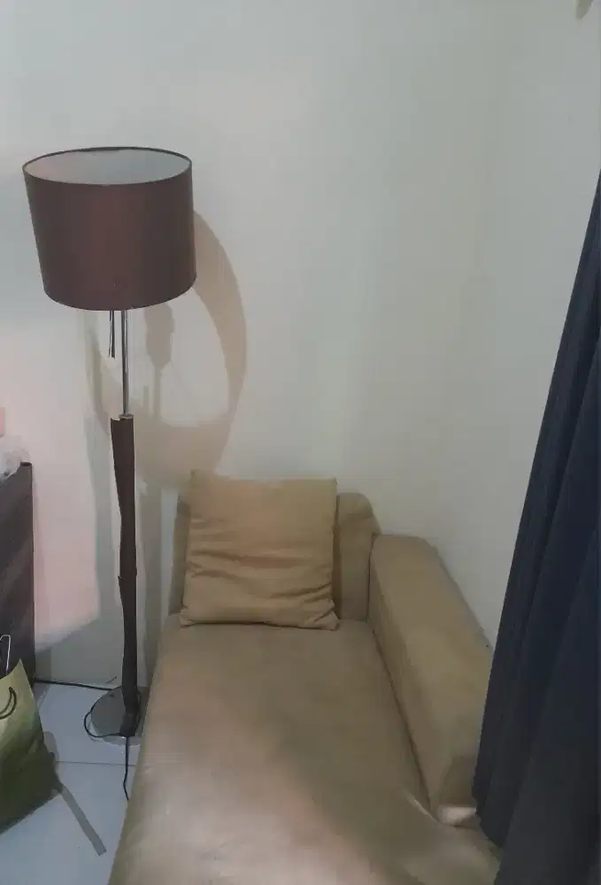 Lampu standing pojok