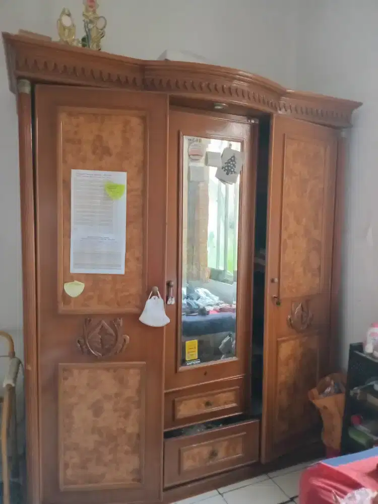 Lemari pakaian 3 pintu bekas