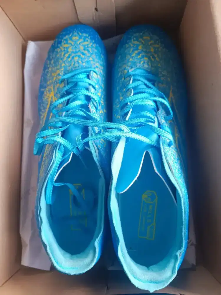 Sepatu  sepak bola ukuran 45