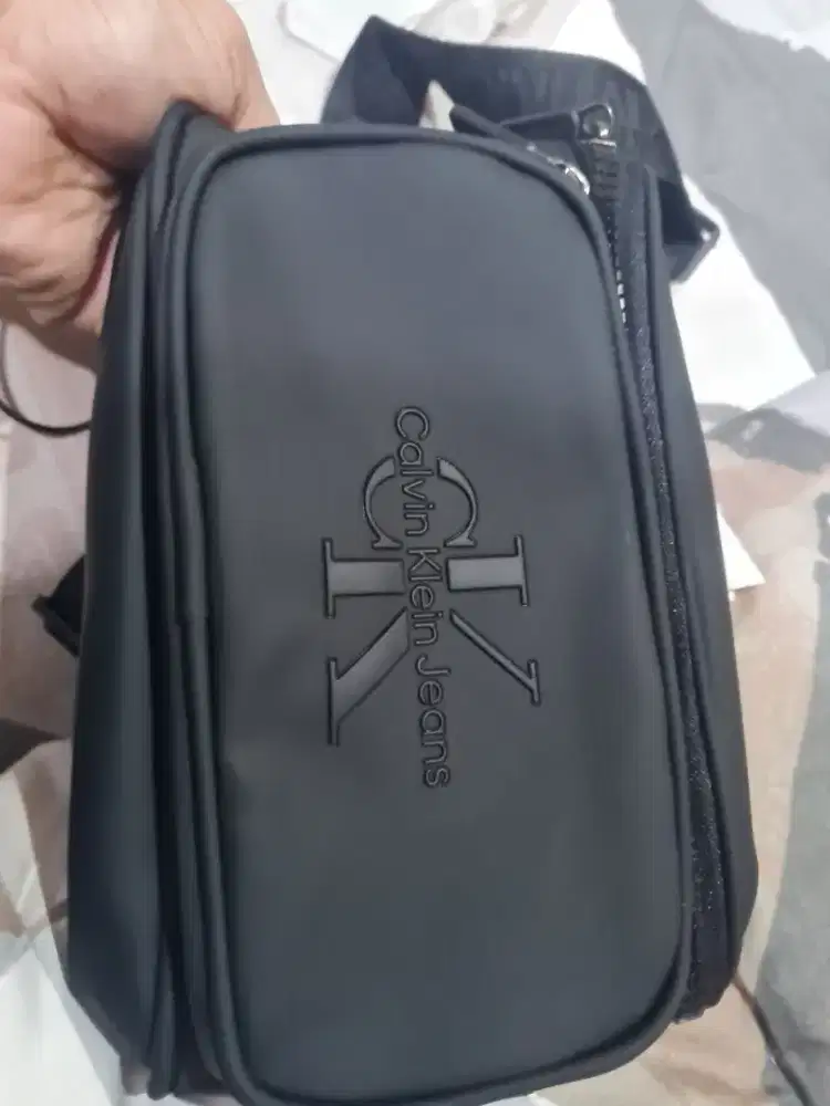 Tas slempang Calvin Klein
