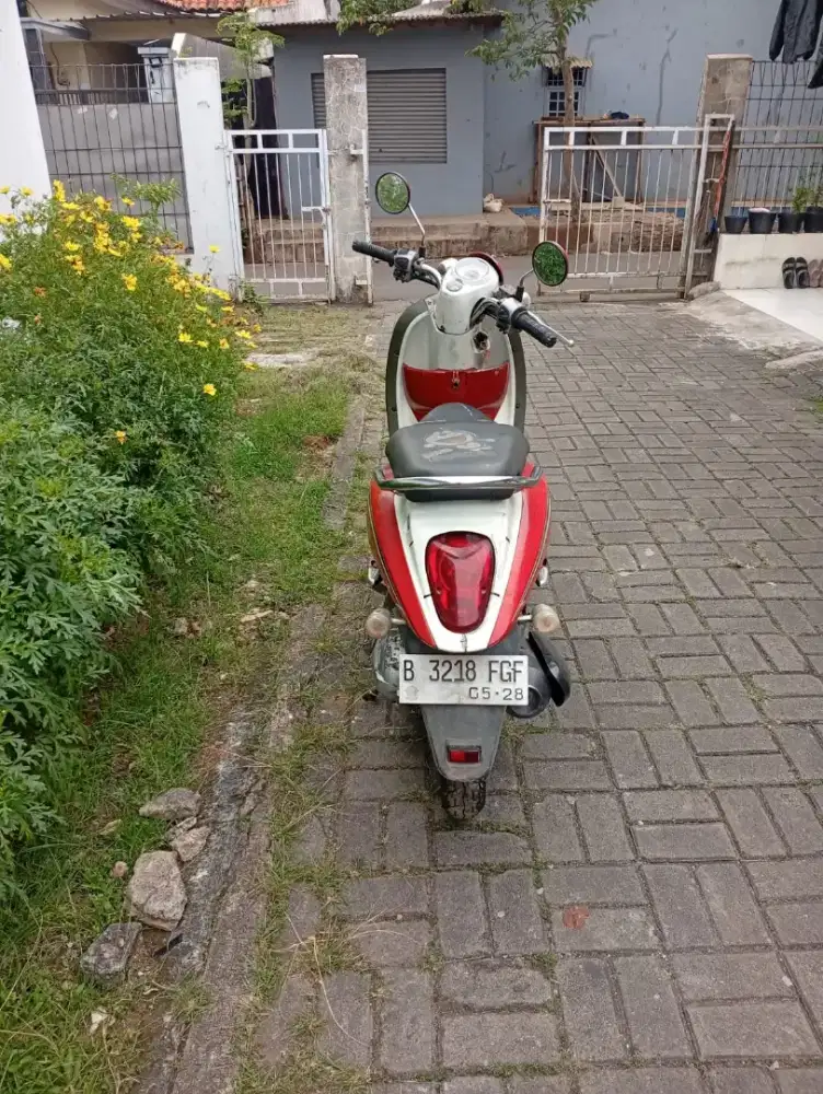 Honda metic Scoopy warna merah